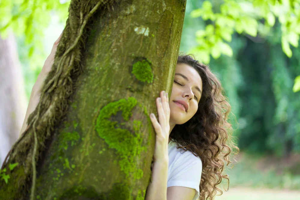 Spokojna kobieta obejmująca drzewo - Somatic Experiencing